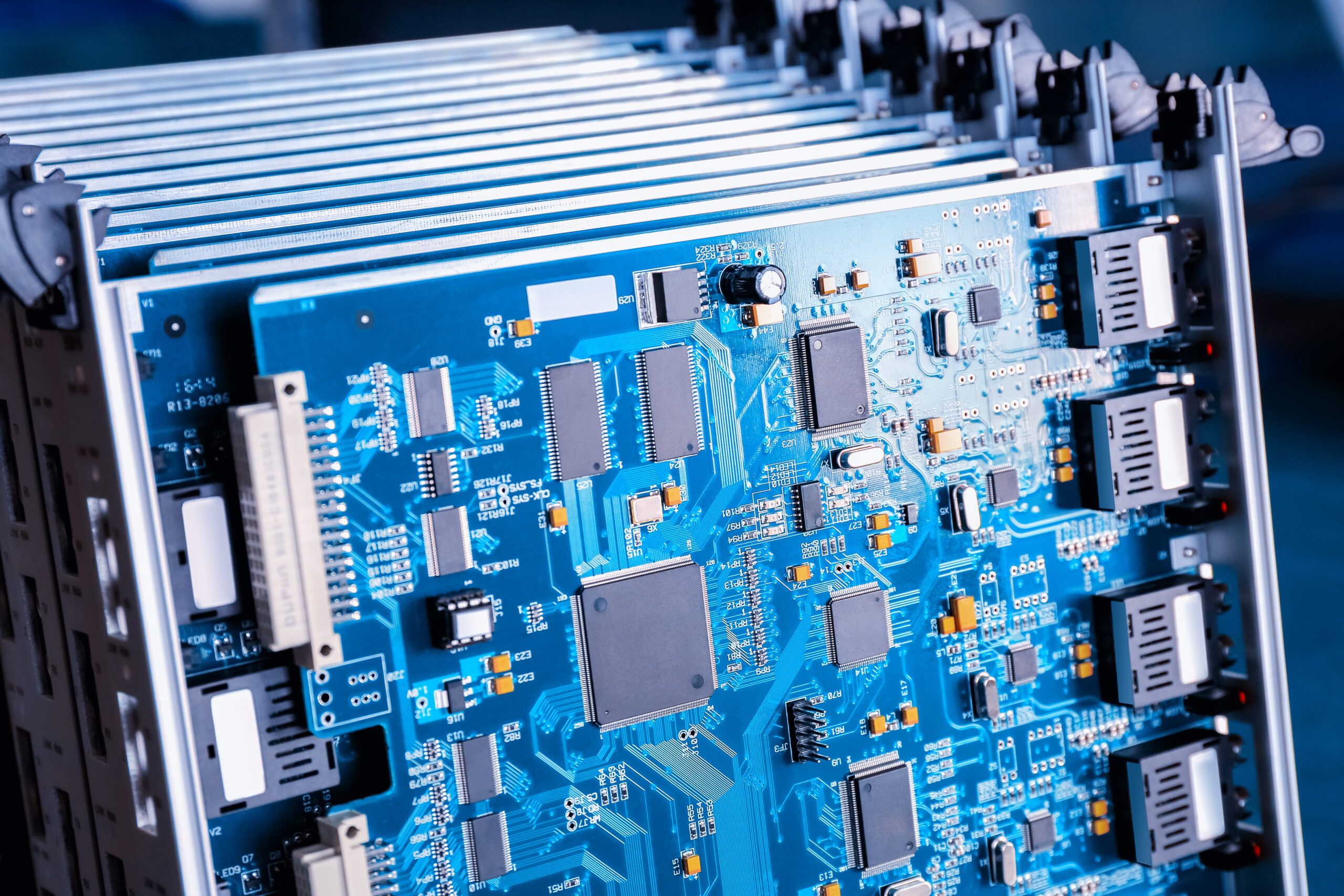 Nahaufnahme einer Gruppe von blauen Kommunikations-Motherboards.