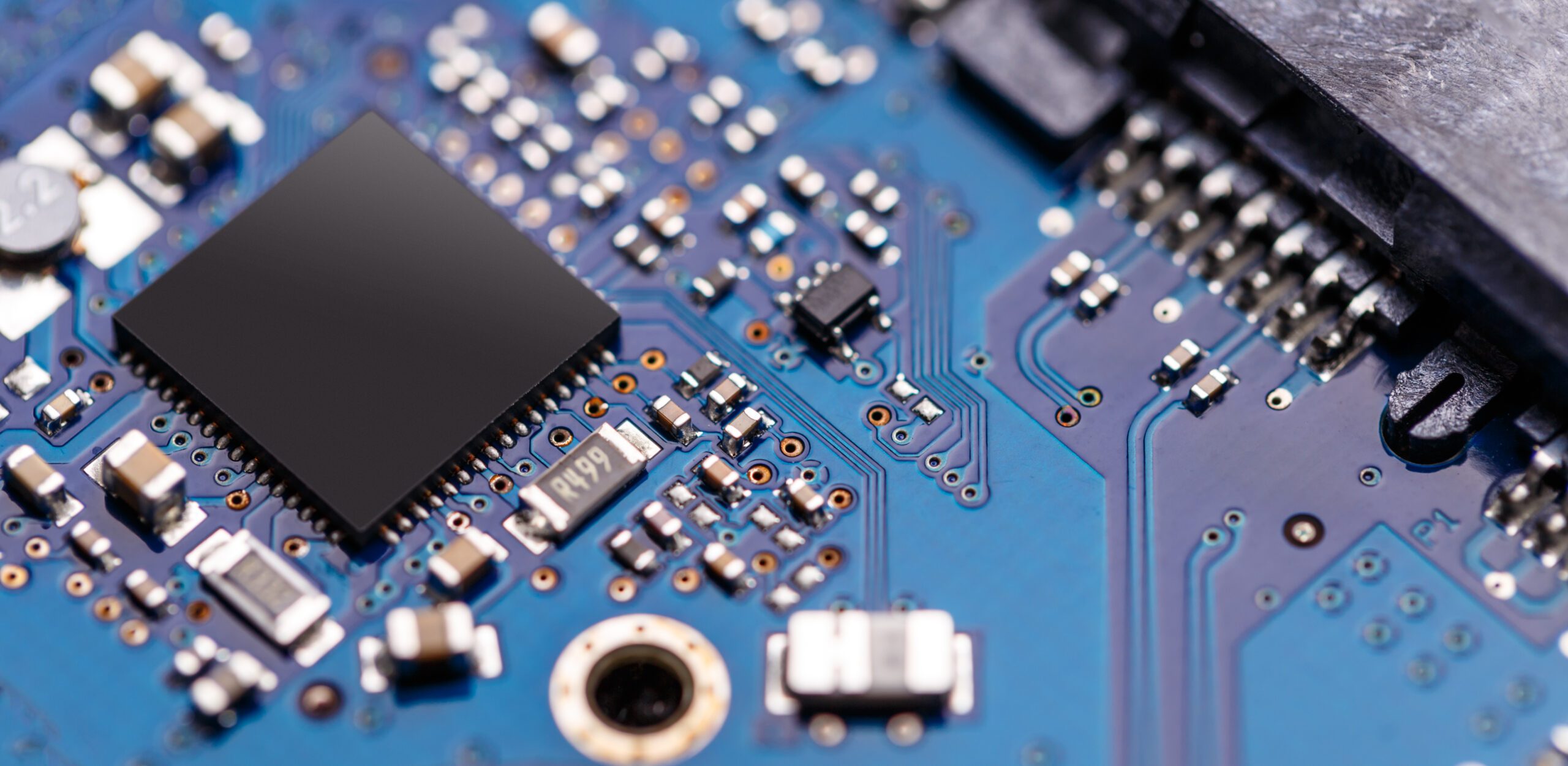 Integrierter Halbleiter-Mikrochip/Mikroprozessor auf einer blauen Schaltung.