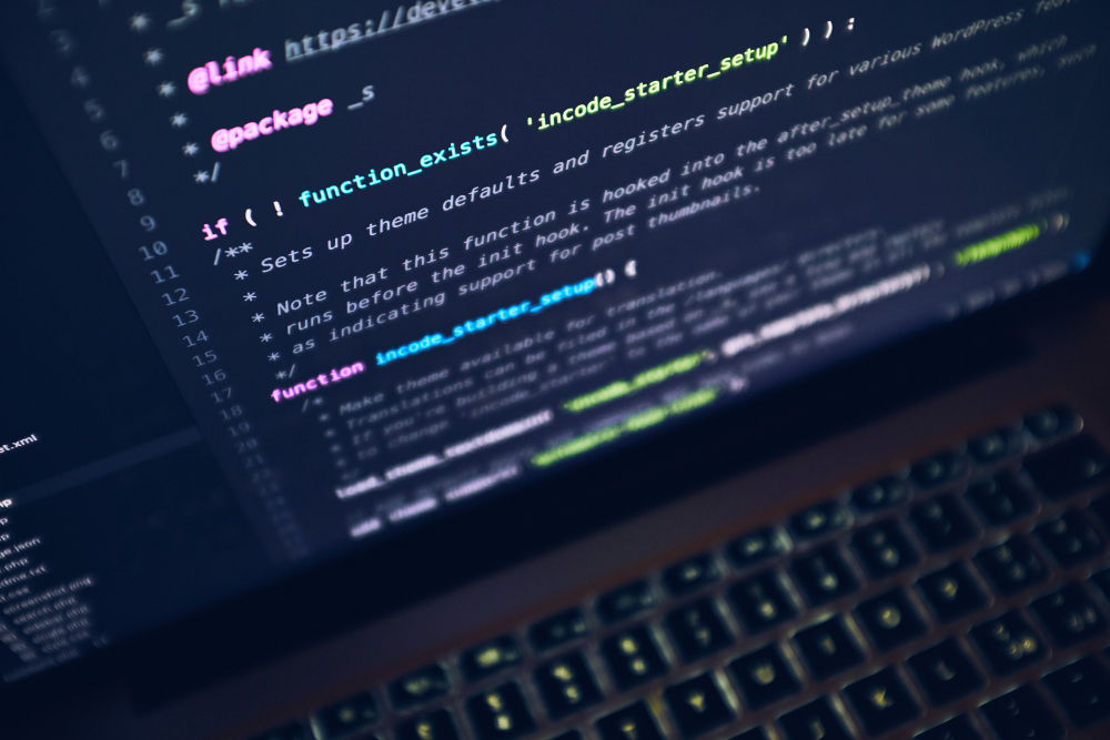 Laptop programmieren in dunkler Umgebung steigert den Fokus, braucht aber ausreichend Licht.