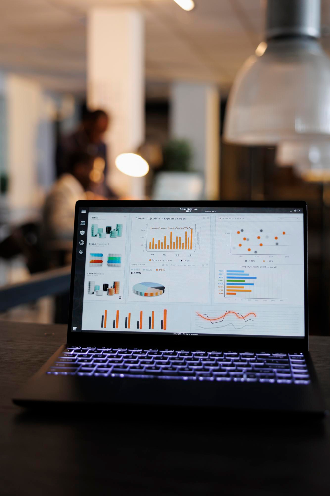 Leistungsstarker Computer mit fortschrittlicher Analysetechnologie, dargestellt auf einem modernen, technischen Arbeitsplatzhintergrund, passend zum Thema 'Effiziente Datenanalyse und Technologie'.
