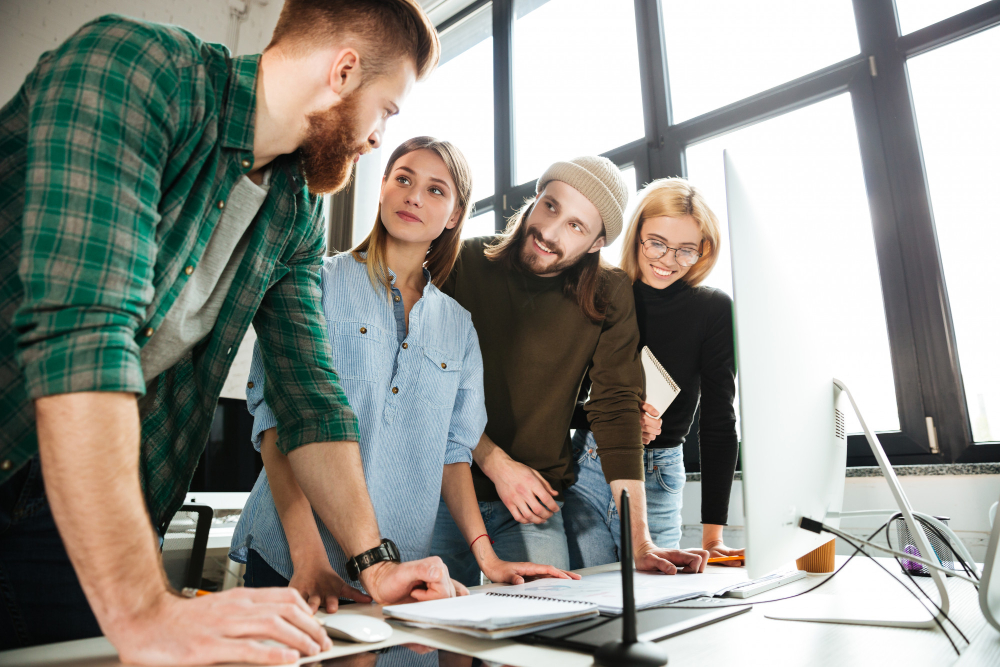 Büroangestellte, die ein Thema diskutieren, in einer produktiven und kollaborativen Arbeitsatmosphäre.