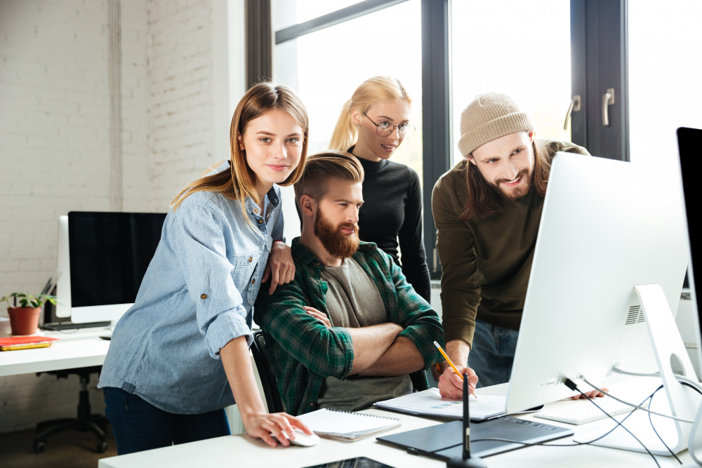 Eine Gruppe junger Leute, die in einem Büro arbeiten.