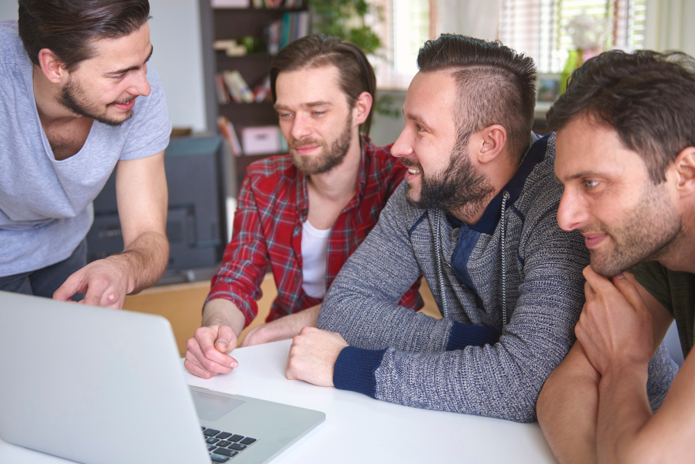 Eine Gruppe von Mitarbeitern, die im Büro streiten, mit lebhaften Diskussionen und unterschiedlichen Meinungen.