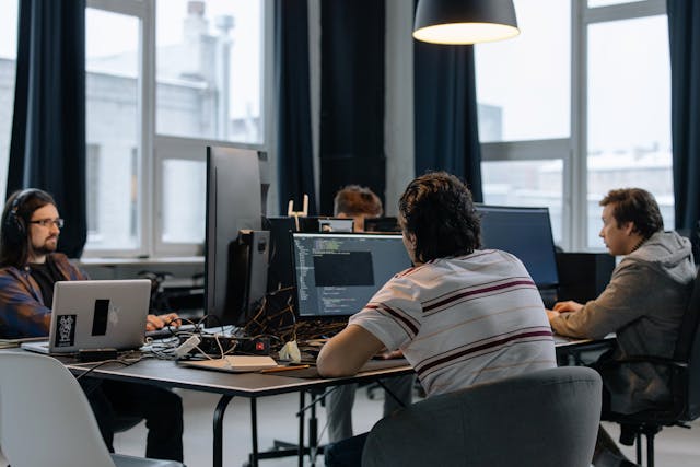 Eine Gruppe von Menschen arbeitet in einer Büroumgebung.