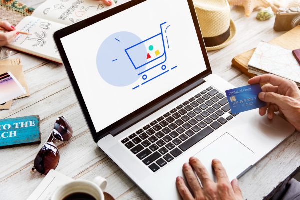 A customer shopping online with a credit card Ein Kunde, der online mit einer Kreditkarte einkauft.