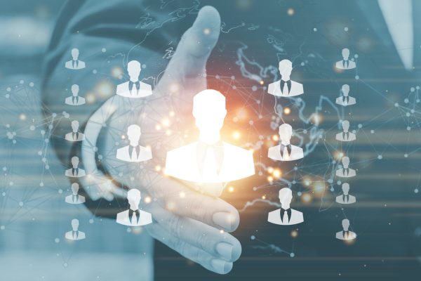 Businessman on blurred background with people connection icon and business leadership chart. Geschäftsmann vor verschwommenem Hintergrund mit Symbolen für Menschenverbindungen und einem Diagramm zur Unternehmensführung.