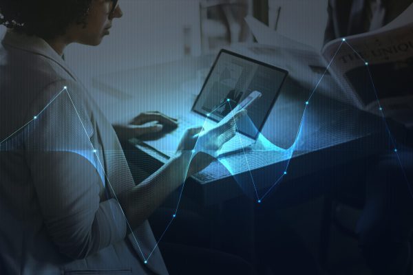 Geschäftsfrau, die digitale Geräte für Networking nutzt.
