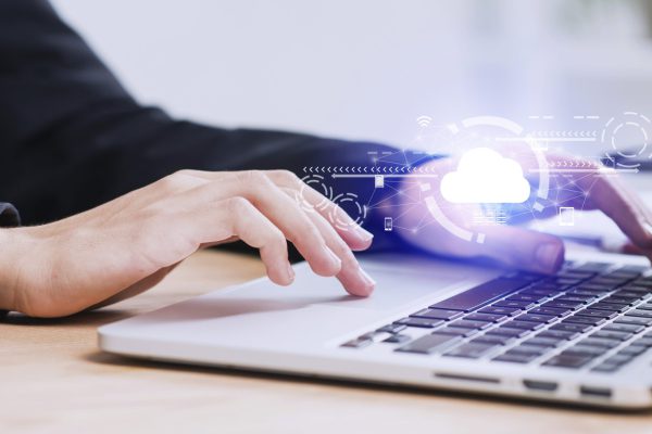 Collage des SaaS-Konzepts, die verschiedene Aspekte der Software-as-a-Service-Plattformen darstellt.
